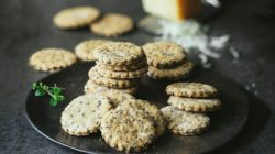 Hamburguesa de bonito con cebolla confitada y tomate seco