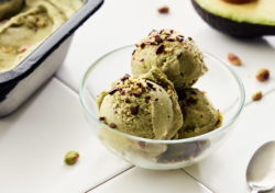 Helado vegano de aguacate y pistacho