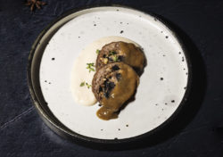 Relleno de ternera con queso, nueces, aceitunas con emulsión de foie