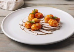 Gnocchis con salsa de tomate y carpaccio de setas