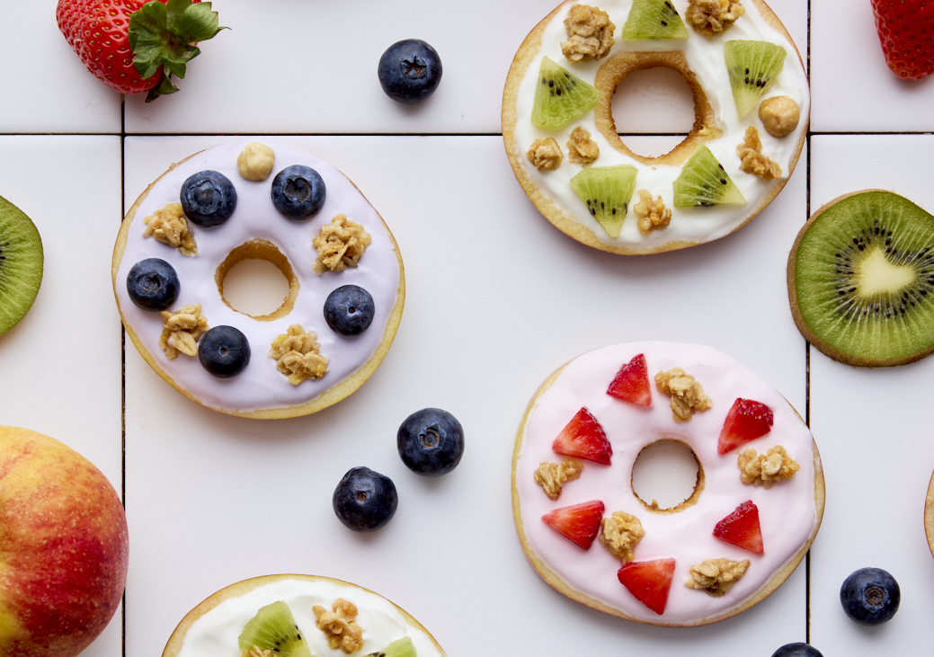 Donuts de manzana, yogur y frutas