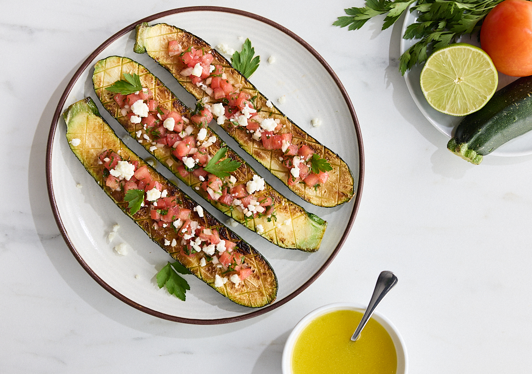 Calabacines asados con queso de cabra y pico de gallo