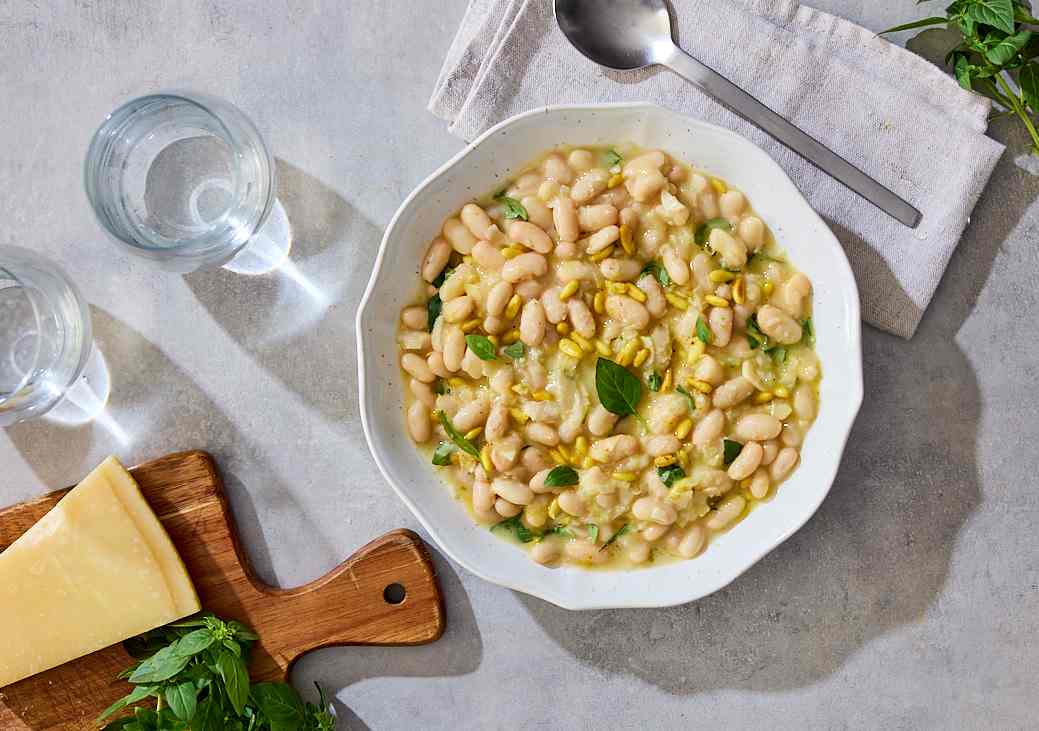 Alubias con albahaca, piñones y parmesano