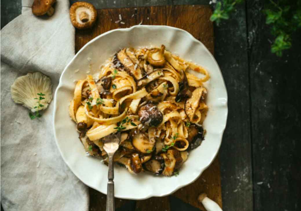 Pasta con setas salteadas picantes