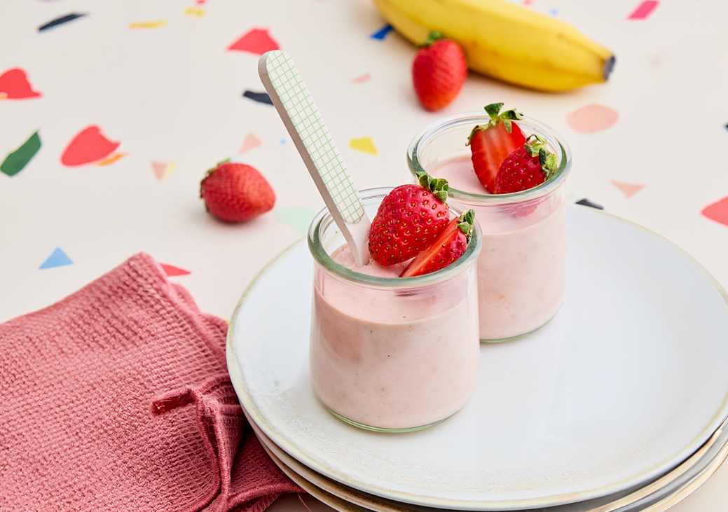 Vaso de yogur, fruta fresca y frutos secos