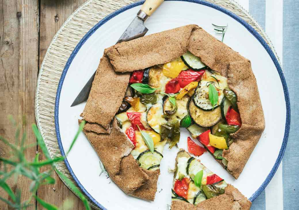 Espaguetis con olivas, piñones y grana padano